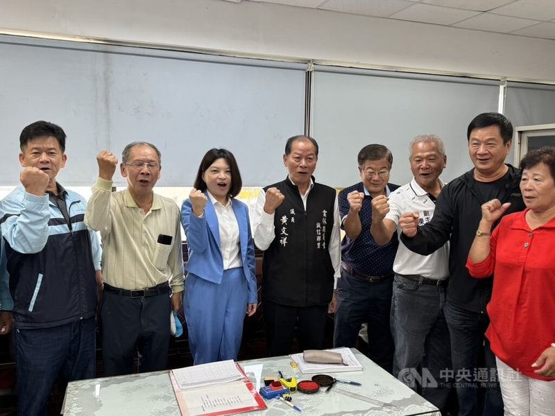 基層農會總幹事民國114年將改選,雲林縣政府縣長室秘書黃筠宸(左3)22日在父親、無黨籍雲林縣議員黃文祥(左4)和前水林鄉農會總幹事洪丁仁(右4)等人陪同下登記,要挑戰水林鄉農會現任總幹事黃綉蘋。中央社記者姜宜菁攝 113年11月22日