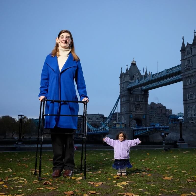 世界最高女性基雅吉（左）與世界最矮女性阿姆奇（右）在英國倫敦見面，慶祝金氏世界紀錄日。（圖取自instagram.com/guinnessworldrecords）