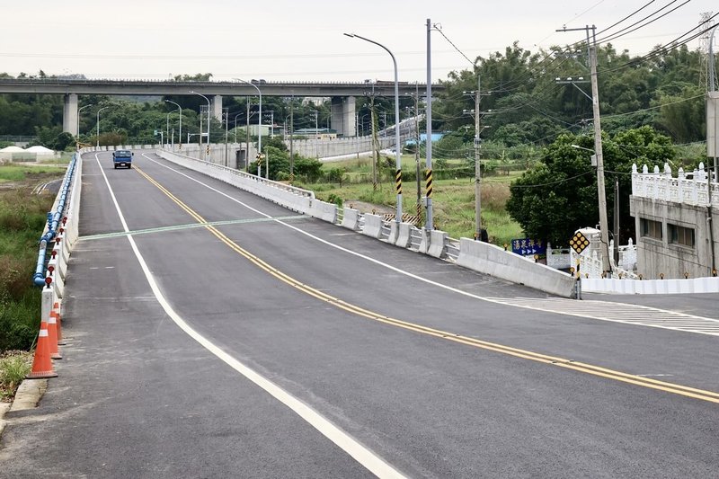 串連台南市官田區、大內區重要路段的官田區南120線「菩提橋」22日上午舉行通車典禮，將有助於產業觀光，也解決地區長期淹水困境。（台南市政府提供）中央社記者張榮祥台南傳真  113年11月22日