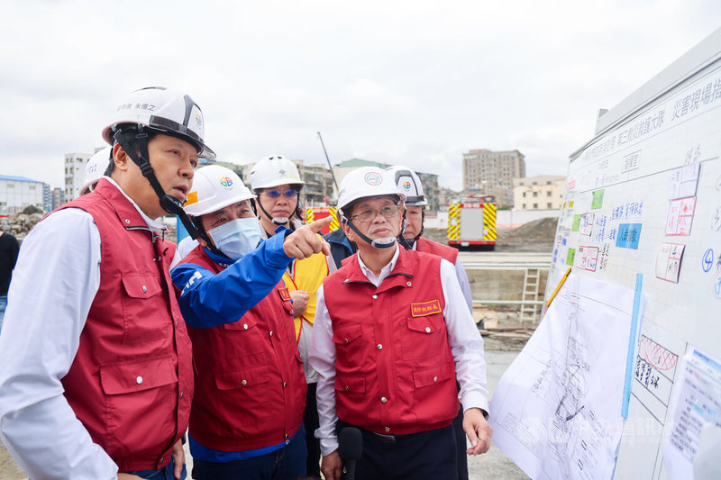 新北市三重第二行政大樓22日發生建築工地吊塔斷裂,造成1死3傷工安意外。市長侯友宜(前中)、副市長朱惕之(前左)、消防局長陳崇岳(前右)前往工地瞭解救援進度。(翻攝照片)中央社記者黃旭昇新北傳真 113年11月22日