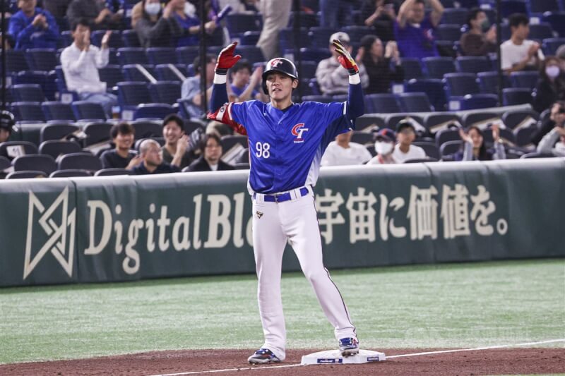 世界12強棒球賽複賽台灣隊22日在東京巨蛋與美國隊交手,台灣隊第1棒陳晨威(圖)敲出右外野方向三壘安打送回隊友,上壘後向眾人揮手致意。中央社記者鄭清元攝 113年11月22日