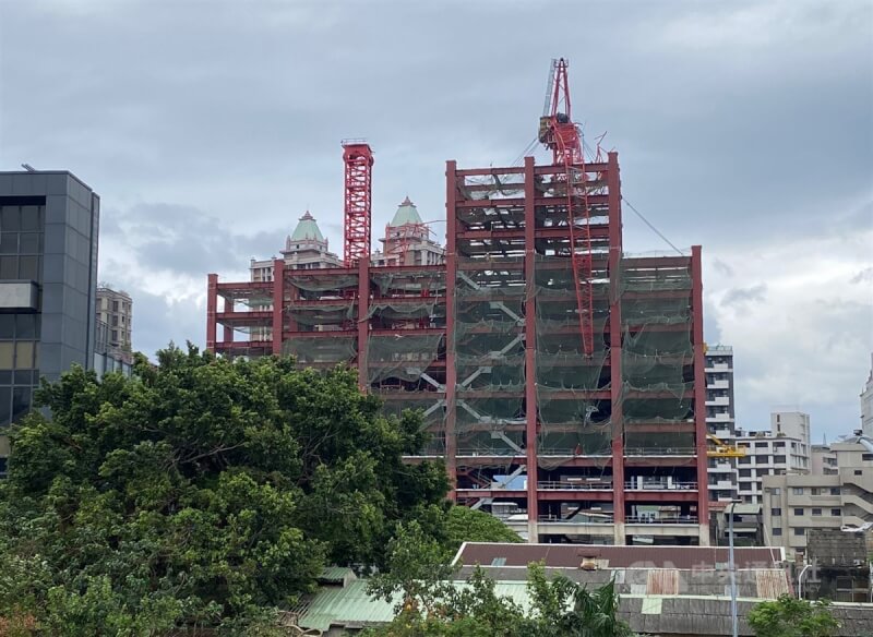 位於新北市三重區的第二行政中心建案工地22日上午發生吊塔吊臂斷落意外。中央社記者黃鈺嵐攝 113年11月22日
