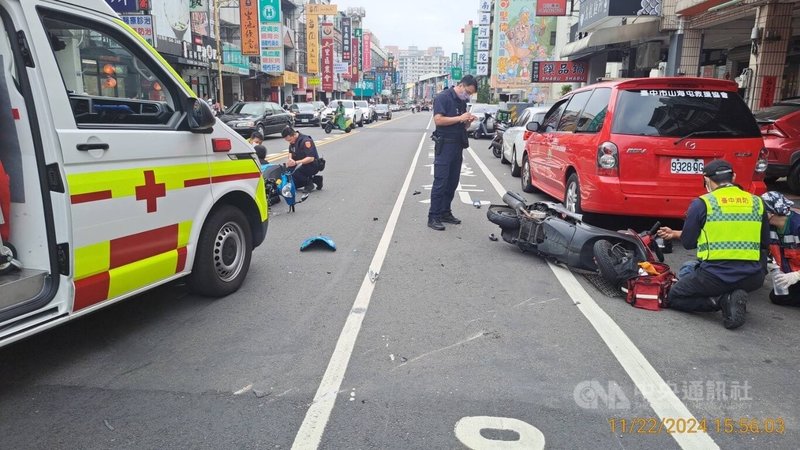 台中市大里區22日下午發生機車事故，現場3人倒地受傷送醫。警方初步調查，事發當時61歲黃姓男子騎車沿東榮路往中興路方向欲左轉，26歲林姓女子則騎車載著6個月大男嬰沿東榮路往國光路方向直行，兩車發生碰撞，確切肇因仍待釐清。（翻攝照片）中央社記者蘇木春傳真  113年11月22日