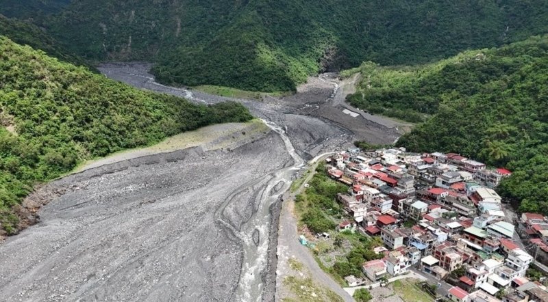 莫拉克風災造成屏東林邊溪上游土砂災害嚴重，加上今年7月受颱風凱米影響，再次造成整體河道土砂大幅變化，屏東縣政府執行3年土砂調查與規劃治理，保障周遭居民生命財產安全。（屏東縣政府提供）中央社記者李卉婷傳真  113年11月22日