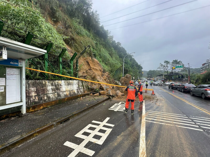 新北市汐止區康寧街885巷22日上午7時許發生土石崩落。(新北市汐止警分局提供)