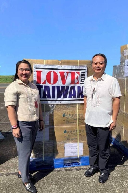 菲律賓連遭颱風襲擊，中華民國駐菲代表周民淦（右）22日代表台灣政府捐贈賑災物資予菲律賓，由馬尼拉經濟文化辦事處（MECO）主席兼駐台代表葛若菲（左）代表菲國政府接受。（駐菲代表處提供）中央社記者林行健馬尼拉傳真 113年11月22日