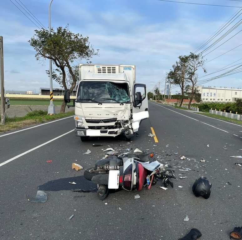 雲林33歲吳姓男子21日上午騎車經過土庫鎮後埔里雙人厝，不知何故偏離車道，與對向姚姓男子駕駛的貨車發生碰撞，吳男送醫急救仍不治。（民眾提供）中央社記者姜宜菁傳真  113年11月22日