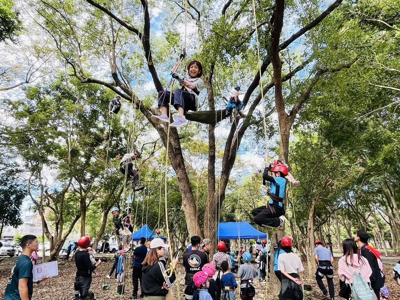 農業部林業及自然保育署台中分署23日舉辦「樹木保護及採種攀樹訓練計畫」成果發表會，除展示攀樹採種裝備及工作照片等成果，現場也有攀樹體驗。（林業及自然保育署台中分署提供）中央社記者蘇木春傳真  113年11月23日