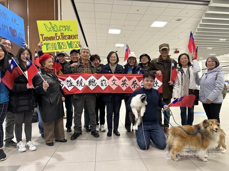 前總統蔡英文（後右6）抵達哈利法克斯（Halifax）國際機場，台僑熱情前往接機。中央社記者廖漢原哈利法克斯攝 113年11月23日