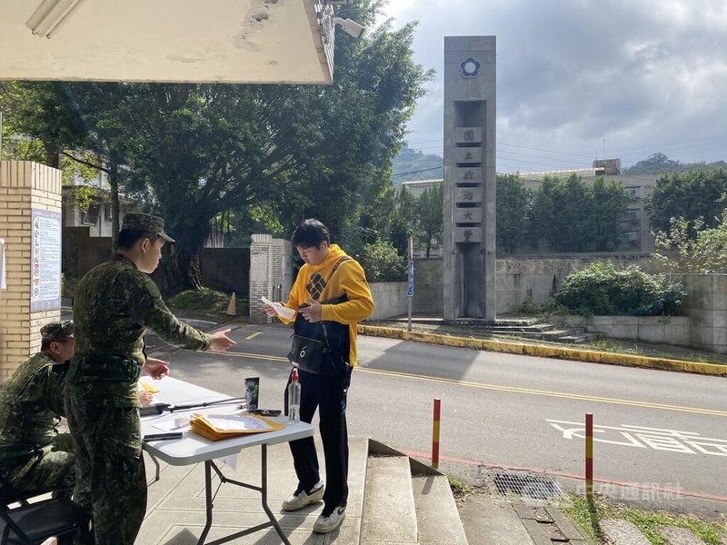 台北市後備旅23日開始在政大進行教召訓練，後備軍人報到地點為政大後門。中央社記者吳書緯攝  113年11月23日