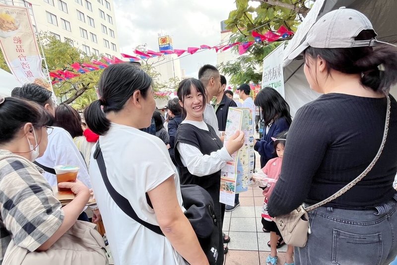 屏東縣政府應邀參加「台灣祭2024 in沖繩」活動，一連3天在那霸市蔡溫廣場公園舉行，現場展售許多屏東農特產品，吸引人潮選購，讓屏東好物與美食和世界交朋友。（屏東縣政府提供）中央社記者李卉婷傳真  113年11月23日