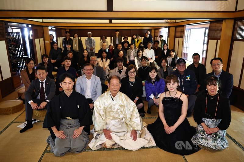 紀州庵文學森林13週年館慶開幕活動23日登場,現場演出日本傳統表演藝術「能劇」,演員等合影留念。中央社記者翁睿坤攝 113年11月23日