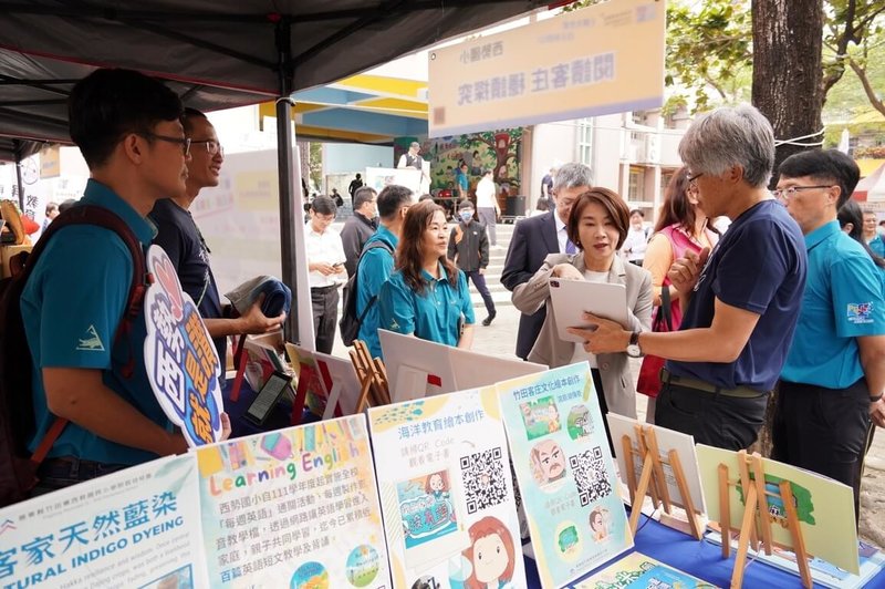 屏東教育博覽會23日登場，有專題演講、學校特色攤位等，屏東縣長周春米（前右2）逐一前往特色攤位，了解推動教學成果。（屏東縣政府提供）中央社記者李卉婷傳真  113年11月23日