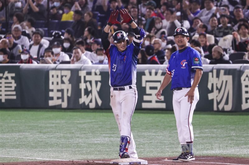 林立(左)5局上敲出中外野方向安打帶1分打點,上壘後向眾人比出手勢致意。中央社記者鄭清元攝 113年11月23日
