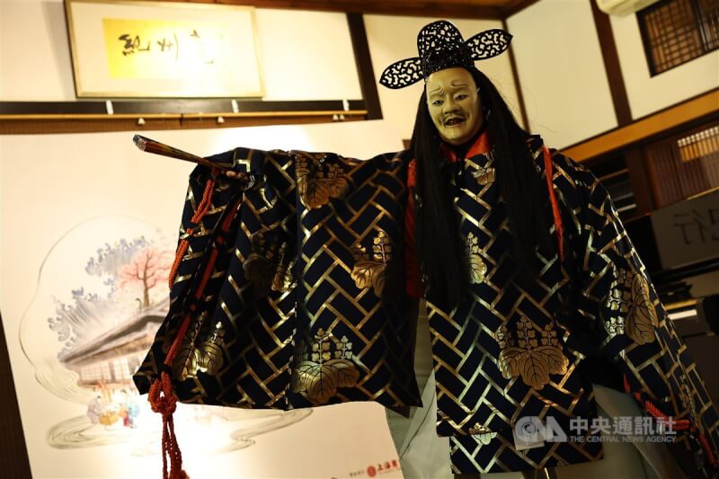 紀州庵文學森林13週年館慶開幕活動,現場進行日本傳統表演藝術「能劇」演出。中央社記者翁睿坤攝 113年11月23日