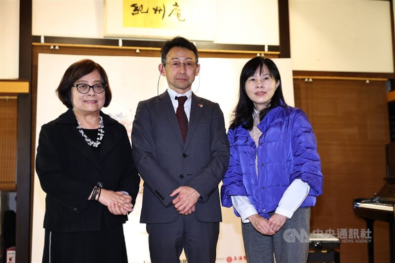 日本和歌山市觀光國際部長洲嵜敬一郎(中)、台北市文化局副局長陳譽馨(右)與紀州庵文學森林館長封德屏(左)合影。中央社記者翁睿坤攝 113年11月23日