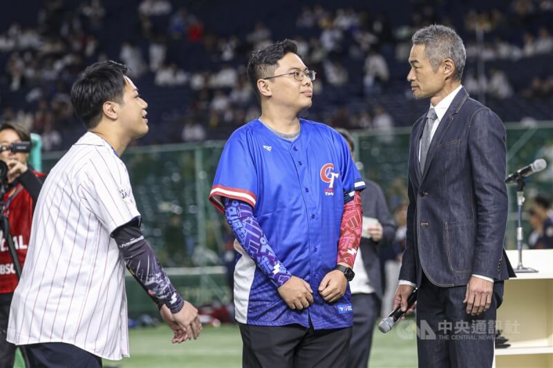 電競棒球12強超級循環賽23日下午在東京巨蛋舉行冠軍戰，台灣選手Dashu（張天曜）（中）與特別嘉賓、日本棒球傳奇名將鈴木一朗（右）一同出席賽前儀式。中央社記者鄭清元攝 113年11月23日