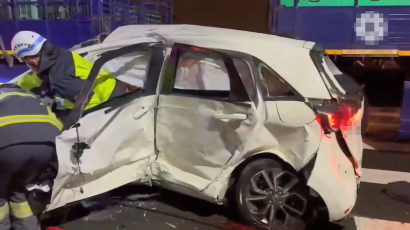 宜蘭縣五結鄉23日凌晨發生聯結車與自小客車相撞事故,自小客車擋風玻璃碎裂,左側板金嚴重受損,車內3人送醫不治,另2人受傷。(讀者提供)中央社記者王朝鈺傳真 113年11月23日