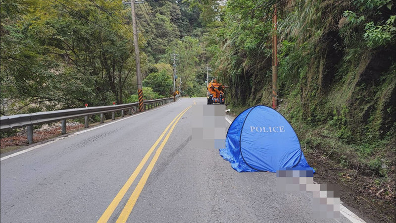 台14線指標73公里處、仁愛鄉人止關路段23日發生混凝土攪拌車與機車事故，其中1人當場死亡、1人送醫不治。（民眾提供）中央社記者蕭博陽南投縣傳真  113年11月23日