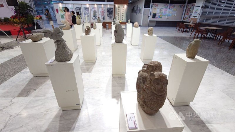 「2024嘉義市石猴雕刻徵件競賽」得獎作品,即日起至28日在嘉義市政府1樓大廳展出,歡迎民眾及石猴雕刻愛好者踴躍參觀,感受嘉義特有的石猴藝術之美。中央社記者蔡智明攝 113年11月23日