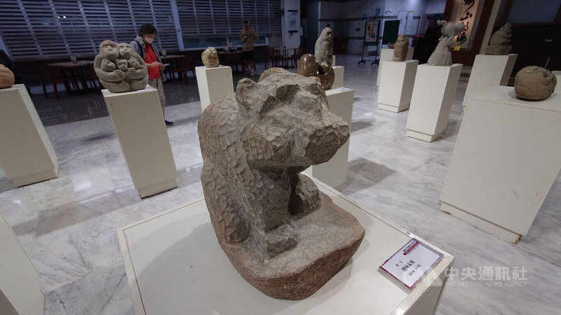 退休消防員鄭育興以作品「迎向未來」(圖)獲「2024 嘉義市石猴雕刻徵件競賽」首獎,他用打磨的方式,將石材表面呈現出如木材雕刻的塊面樣貌,技巧成熟,獲得評審青睞。中央社記者蔡智明攝 113年11月23日