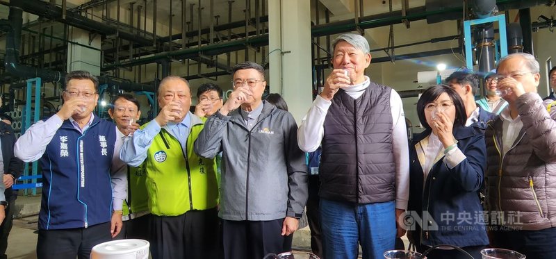 行政院長卓榮泰(前左3)23日由澎湖縣長陳光復(前左2)、行政院秘書長龔明鑫(前右)、經濟部長郭智輝(前右3)、台水董事長李嘉榮(左)等人陪同,視察澎湖海水淡化廠供水情形,並試飲經海淡廠處理的淡水。中央社 113年11月23日
