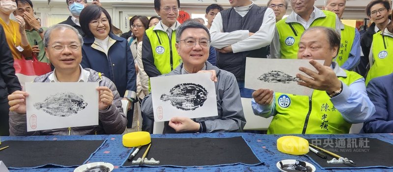 行政院長卓榮泰(前中)23日在澎湖視察年年有鰆地方創生成果,澎湖縣長陳光復(前右)、行政院秘書長龔明鑫(前左)等人陪同,並現場體驗製作魚拓圖。中央社 113年11月23日