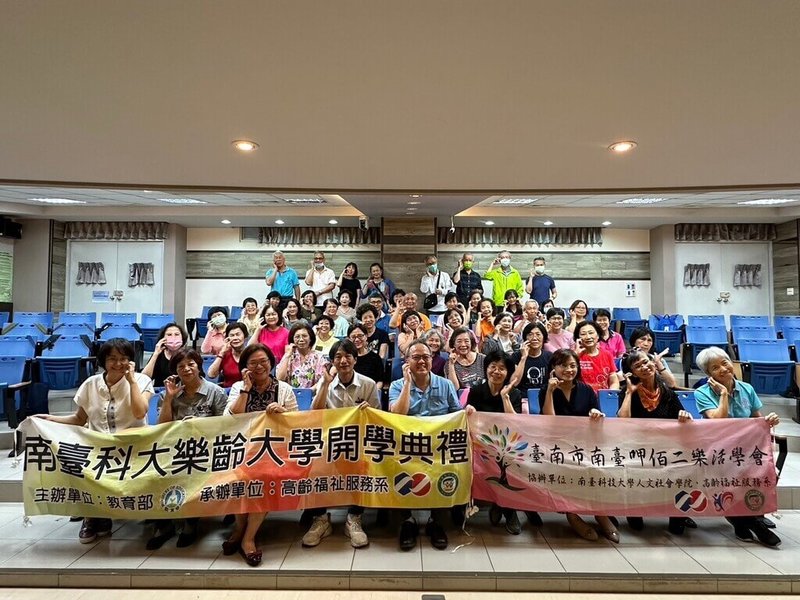 南台科技大學樂齡大學課程相當熱門,校方還輔導學員成立自主學習團體「南台呷佰二樂活學會」,部分課程合班上課,延續樂齡學習精神。(南台科大提供)中央社記者楊思瑞台南傳真 113年11月24日