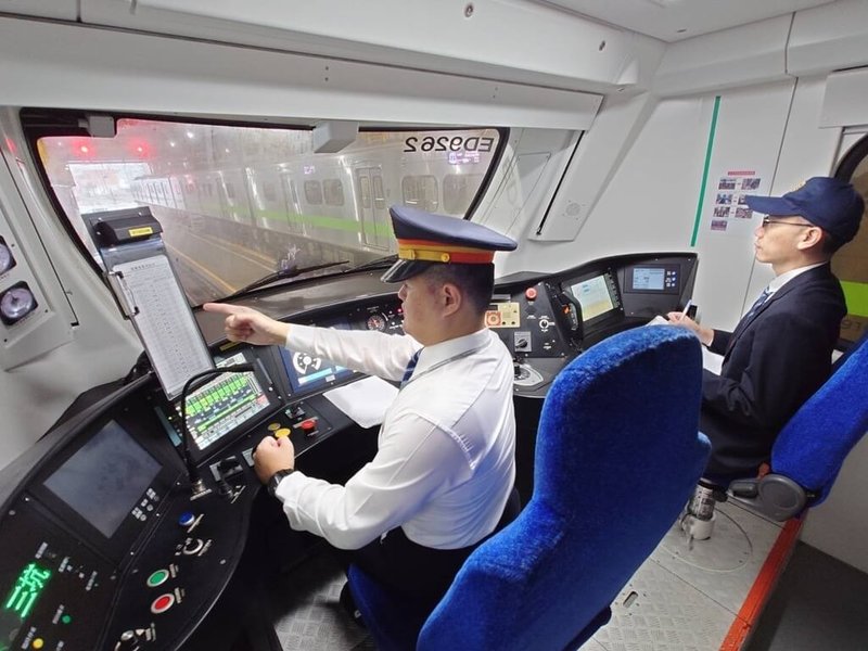 台鐵持續辦理年度列車運轉競賽，因應服役車型更迭，列車運轉競賽使用車種也由機車牽引的普通車、莒光號演進到通勤電聯車，並自早期EMU500、中期EMU800，進步為新式EMU900型。（台鐵提供）中央社記者汪淑芬傳真  113年11月24日