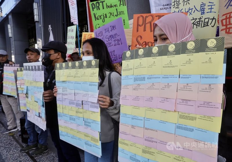 台灣照顧勞動產業工會等團體24日到勞動部請願,提出提高家事移工薪資達台灣最低工資等7訴求。中央社記者張皓安攝 113年11月24日
