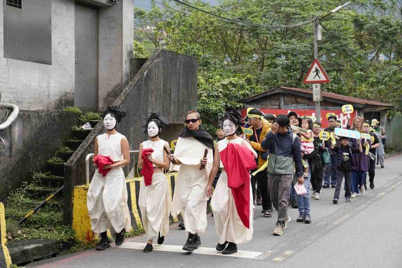 國家人權博物館主辦「2024人權藝術生活節」，以「天光照壁」為主題，23日舉行「為人權而走」前導活動，由梵體劇場帶領遊行。（國家人權博物館提供）中央社記者趙靜瑜傳真  113年11月24日