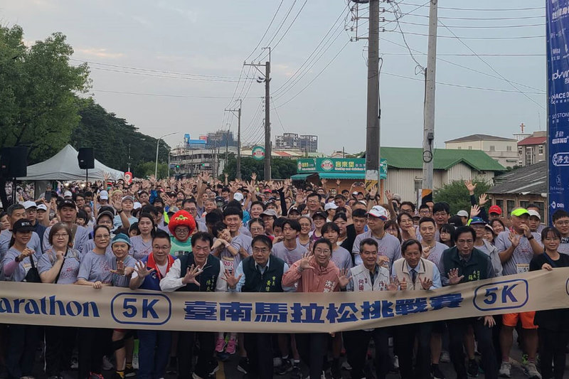 台南市政府24日在大新營地區舉辦「台南400馬拉松挑戰賽」，市長黃偉哲（前中）主持鳴槍儀式前與跑者合影。（台南市政府提供）中央社記者楊思瑞台南傳真  113年11月24日