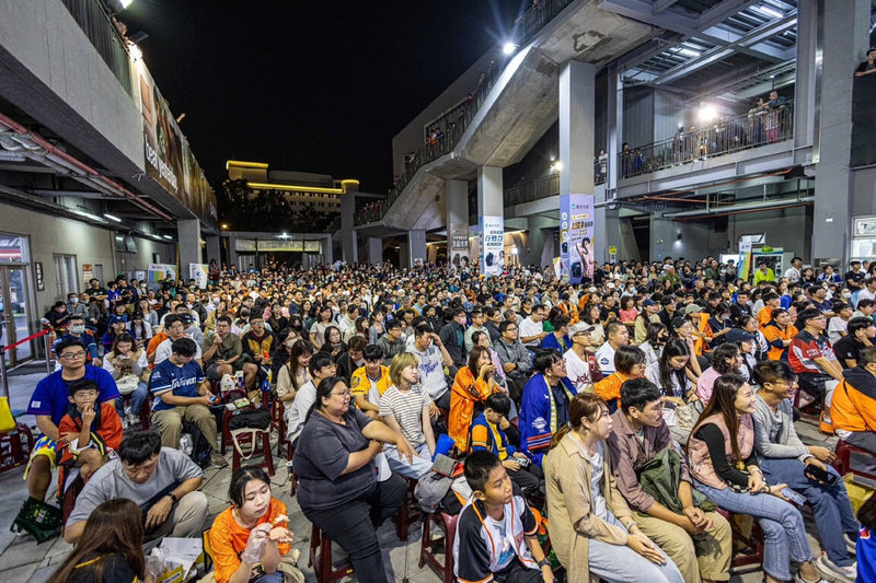 台南市政府23日晚間在永華國民運動中心舉辦世界12強棒球賽直播派對，吸引大批球迷湧入，24日台日爭冠戰將增加到4場地舉辦直播派對，讓更多市民一起參與台灣棒球史上重要時刻。（台南市政府提供）中央社記者楊思瑞台南傳真  113年11月24日