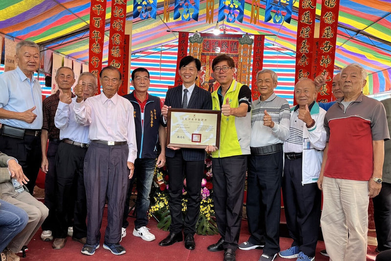 台南市新市區荖葉宅鄭氏祭祖盛事「大社荖葉宅公愿祭典」，獲登錄市定民俗類無形文化資產，台南市副市長葉澤山（前右5）24日頒發證書。（台南市政府提供）中央社記者楊思瑞台南傳真  113年11月24日