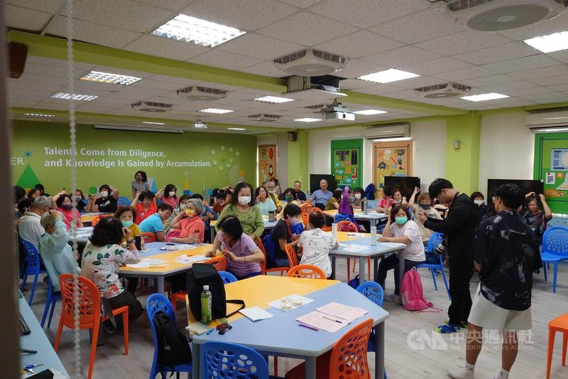 南台科大樂齡大學課程受歡迎,加上學校設有高齡福祉服務系,經常安排代間學習與交流機會。中央社記者楊思瑞攝 113年11月24日