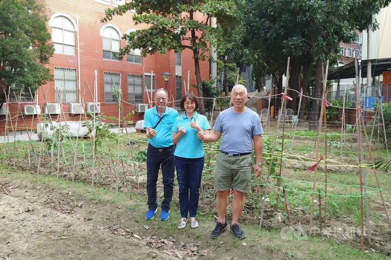 南台科大樂齡大學結業學員與校方合作,將校內閒置土地開闢為「元氣心田」農園,提供大學部及幼兒園學生接觸園藝、食農與生命教育場地。中央社記者楊思瑞攝 113年11月24日