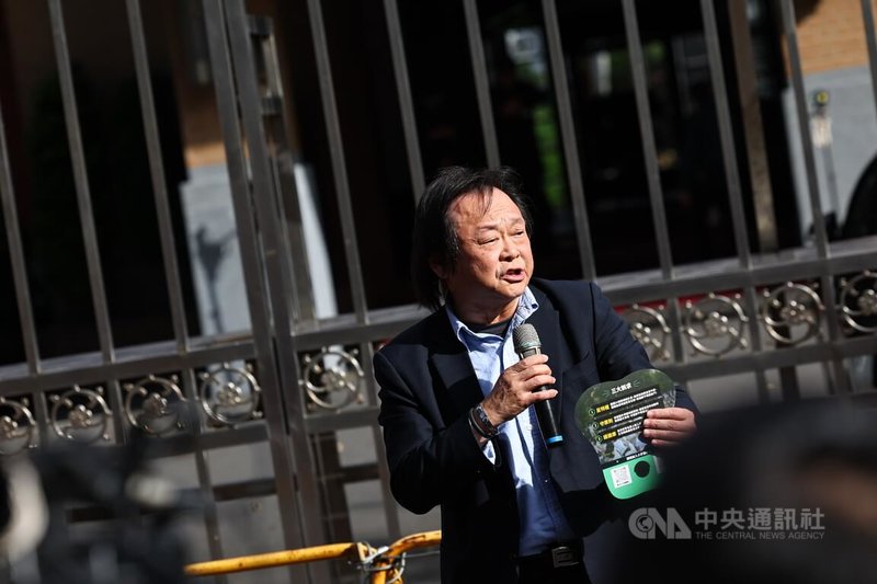 本土小牙醫聯盟24日下午舉行「反密醫、反特權、反對24億假偏鄉計畫」遊行,路線從立法院中山南路門口出發,民進黨立委王世堅(圖)到場聲援,並發表評論。中央社記者翁睿坤攝 113年11月24日