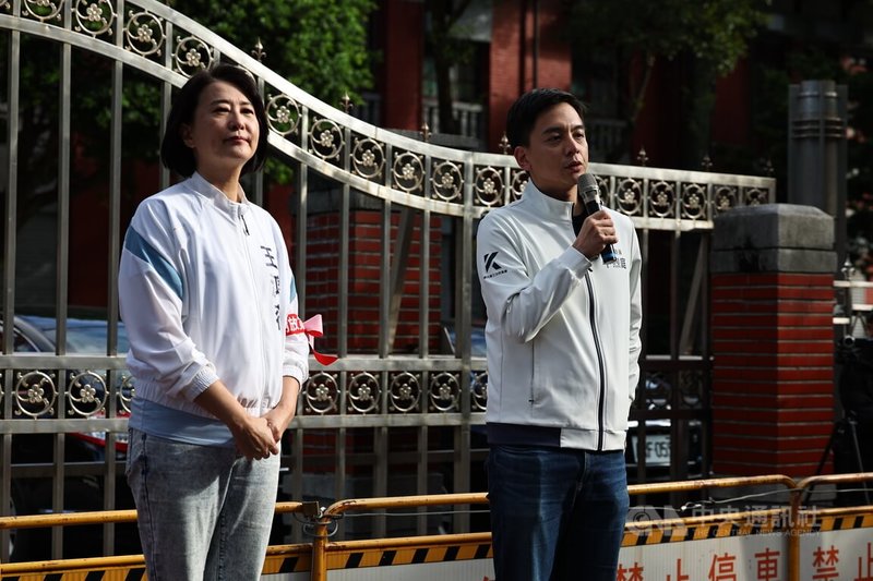 國外學歷牙醫實習爭議,本土牙醫團體及牙醫系師生24日下午遊行抗議,呼籲將波波實習名額上限寫入醫師法;國民黨立委牛煦庭(右)、王鴻薇(左)出席致詞,表達支持立場。中央社記者翁睿坤攝 113年11月24日