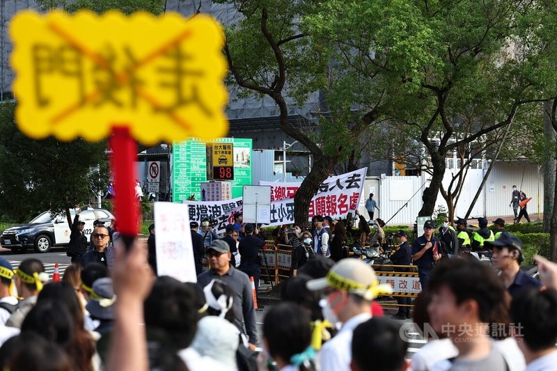 波波醫師爭議延燒,本土、海歸牙醫24日分別走上街頭、舉行記者會拚場;本土小牙醫聯盟「反密醫、反特權、反對24億假偏鄉計畫」遊行人潮下午巧遇對向挺波波醫師民眾,險釀衝突。中央社記者翁睿坤攝 113年11月24日