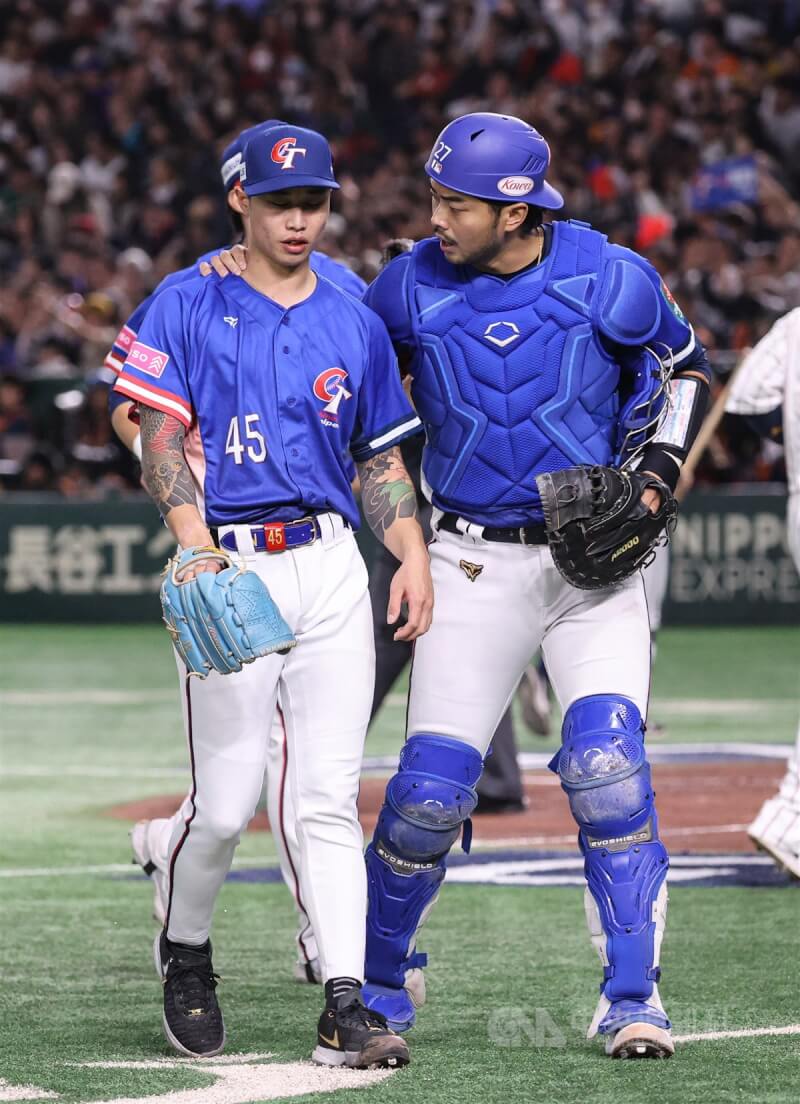 世界12強棒球賽冠軍戰24日晚間在東京巨蛋再度上演台日對決劇碼,台灣隊先發投手林昱珉(左)3局投完力保不失分,捕手林家正(右)上前與林昱珉交談溝通。中央社記者鄭清元攝 113年11月24日