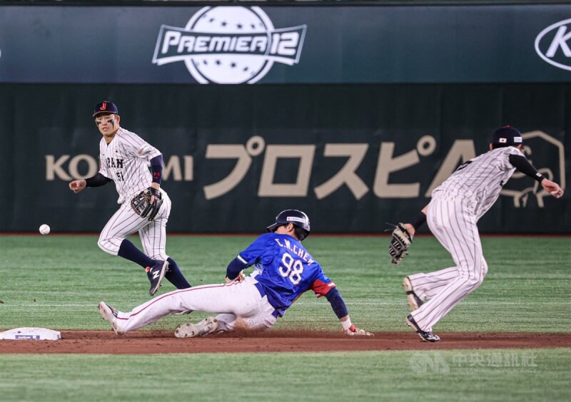 世界12強棒球賽台灣隊24日晚間與日本隊再次碰頭、爭搶冠軍寶座,台灣隊陳晨威(藍衣)5局上半成功奔上二壘,站上得點圈。中央社記者鄭清元攝 113年11月24日