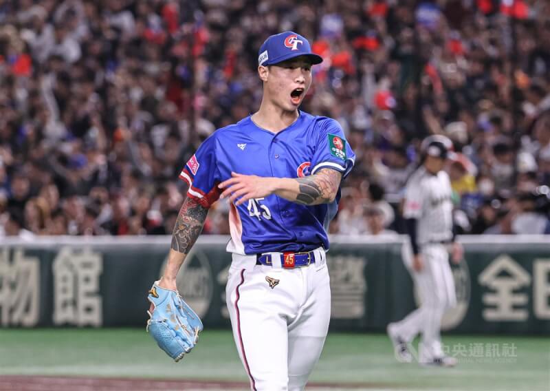 台灣先發投手林昱珉,前2局直接讓日本打者6上6下,2局結束時林昱珉振臂吶喊。中央社記者鄭清元攝 113年11月24日