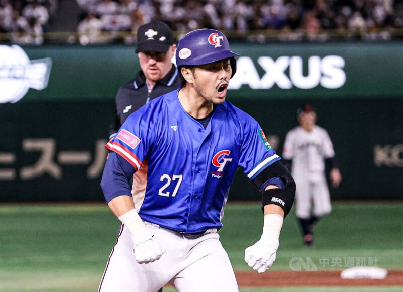 世界12強棒球賽冠軍戰24日上演台日最終對決、力拚冠軍金盃,雙方一路緊守到5局上半,台灣打者林家正(圖)一棒轟出陽春砲,率先為台灣打下第一分。中央社記者鄭清元攝 113年11月24日