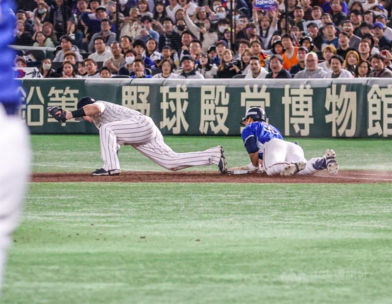 世界12強棒球賽冠軍戰24日晚間於東京巨蛋上演台日對決,台灣打者潘傑楷(後右)7局上半奮力撲壘,一度判為安打,可惜日本隊發動挑戰後改判出局。中央社記者鄭清元攝 113年11月24日