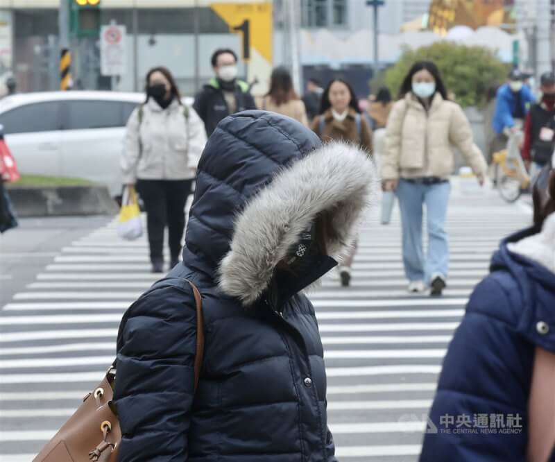 圖為台北市西門町商圈民眾穿外套、戴帽子禦寒。（中央社檔案照片）