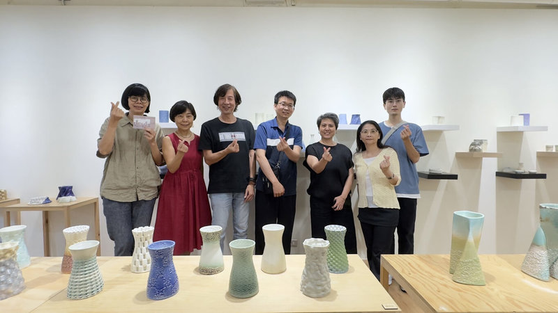 華梵大學大學部約1/4是45歲以上的「大齡學生」。跨世代學生在陶瓷3D列印工坊為「數學演算下的陶足跡」展覽做準備。(華梵大學提供)中央社記者陳至中台北傳真 113年11月24日