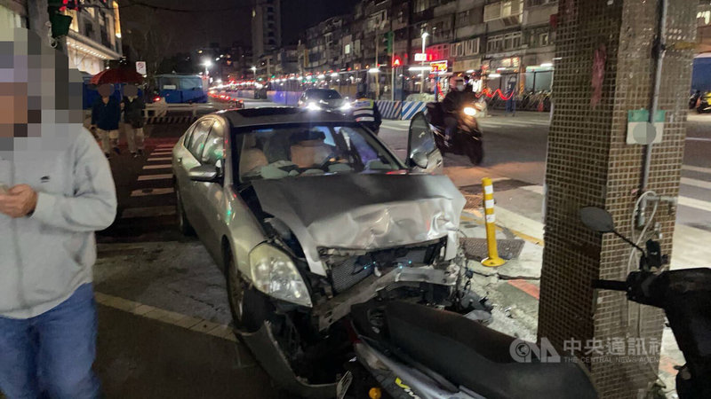 台北市信義區福德街23日晚間發生2車碰撞車禍，25歲許姓男子未注意號誌違規左轉，與58歲鍾姓男子直行車不慎碰撞，2車再分別撞上捷運圍籬和民宅騎樓，共造成3人輕傷。（翻攝照片）中央社記者黃麗芸傳真  113年11月24日