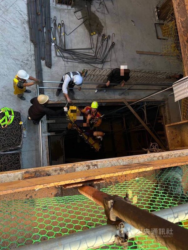 台中市西屯區一處工地24日上午發生工安意外，28歲林姓工人在拆除鷹架時，不慎從1樓墜落至地下3樓，警消獲報立即到場救援。（翻攝照片）中央社記者蘇木春傳真  113年11月24日