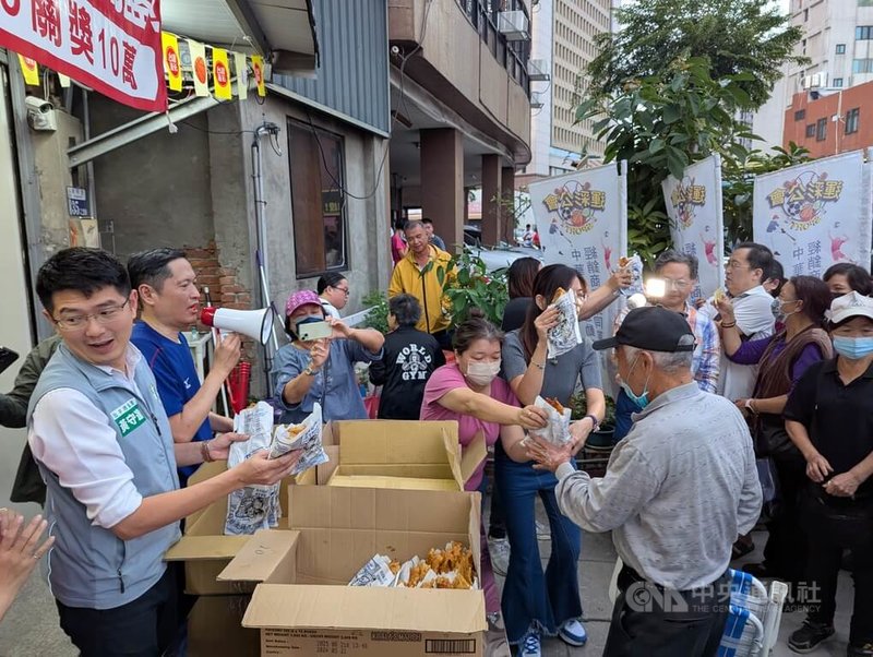 為慶祝台灣隊奪得世界12強棒球賽冠軍，運彩公會25日在台中發送雞排，公會理事長何昱奇（左2）並在現場高喊「中華隊加油、得金牌」等口號。中央社記者蘇木春攝  113年11月25日