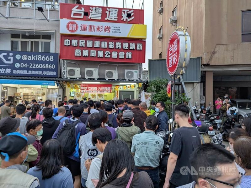 為慶祝台灣隊奪得世界12強棒球賽冠軍,運彩公會25日在台中發送雞排,吸引長長排隊人龍。中央社記者蘇木春攝 113年11月25日
